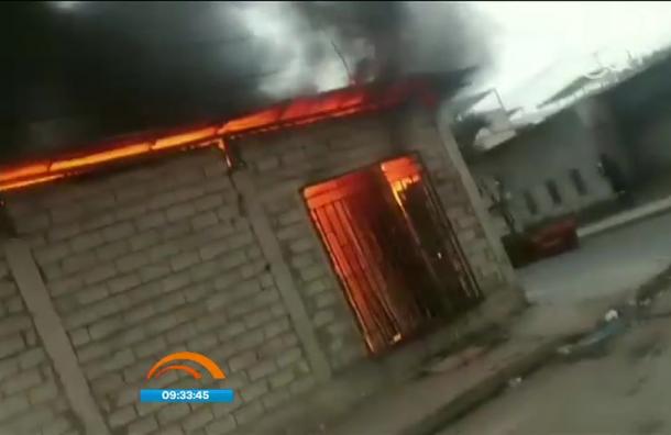 Un voraz incendio consumió una vivienda en Guayaquil